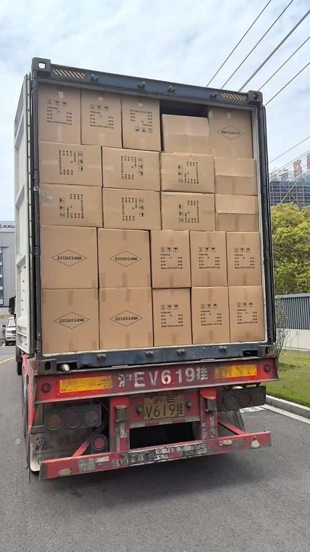 FIMEXASIA markalı koliler konteynere yüklenirken — Çin'den ihracat sevkiyatı