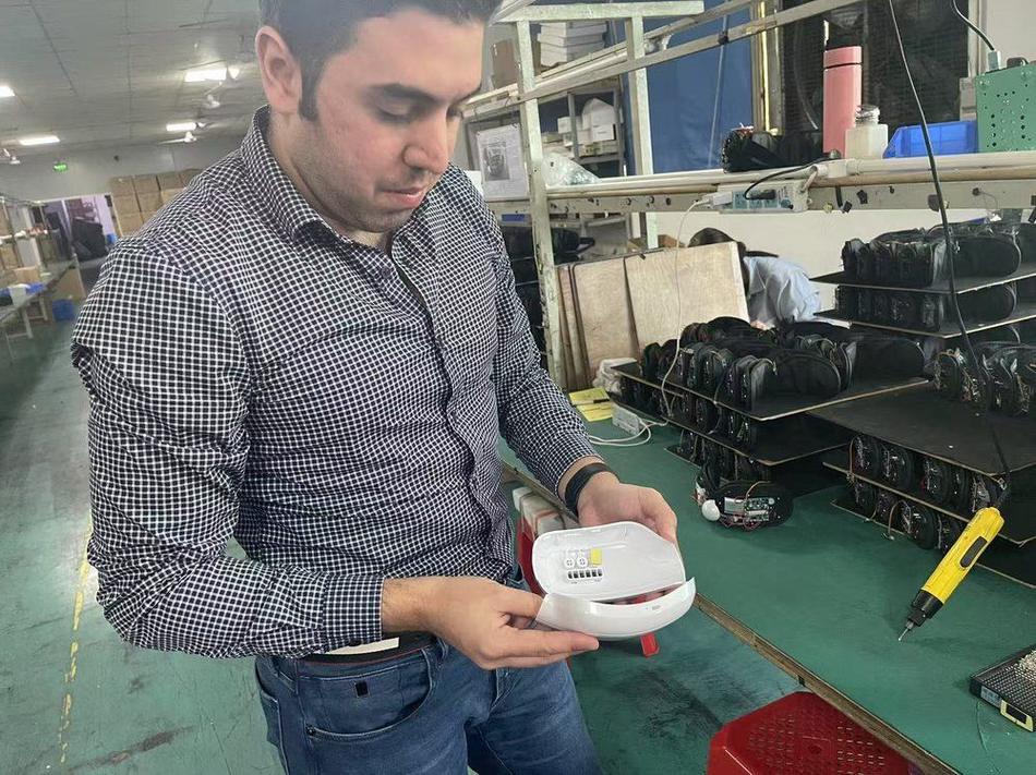 Elektronik cihaz numune kontrolü fabrikada
