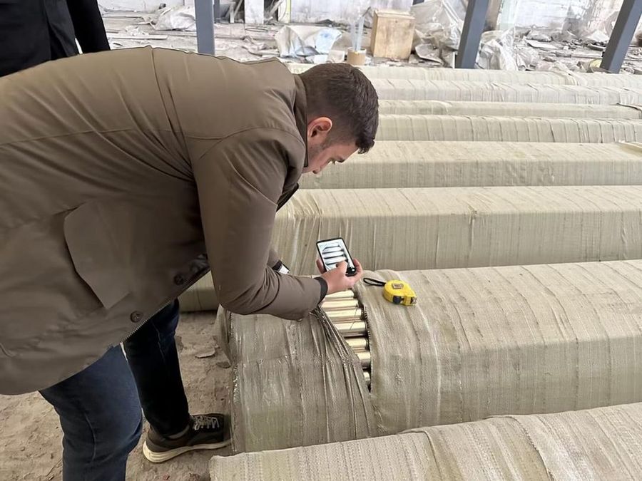 Ekim Işık Ganimgil fabrikada rulo ölçümü yaparken