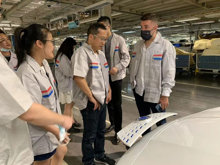 Çinli otomotiv fabrikasında üretim hattı incelemesi